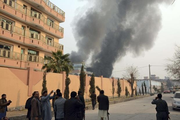 Il fumo che si leva dal centro di Kabul (Ansa)