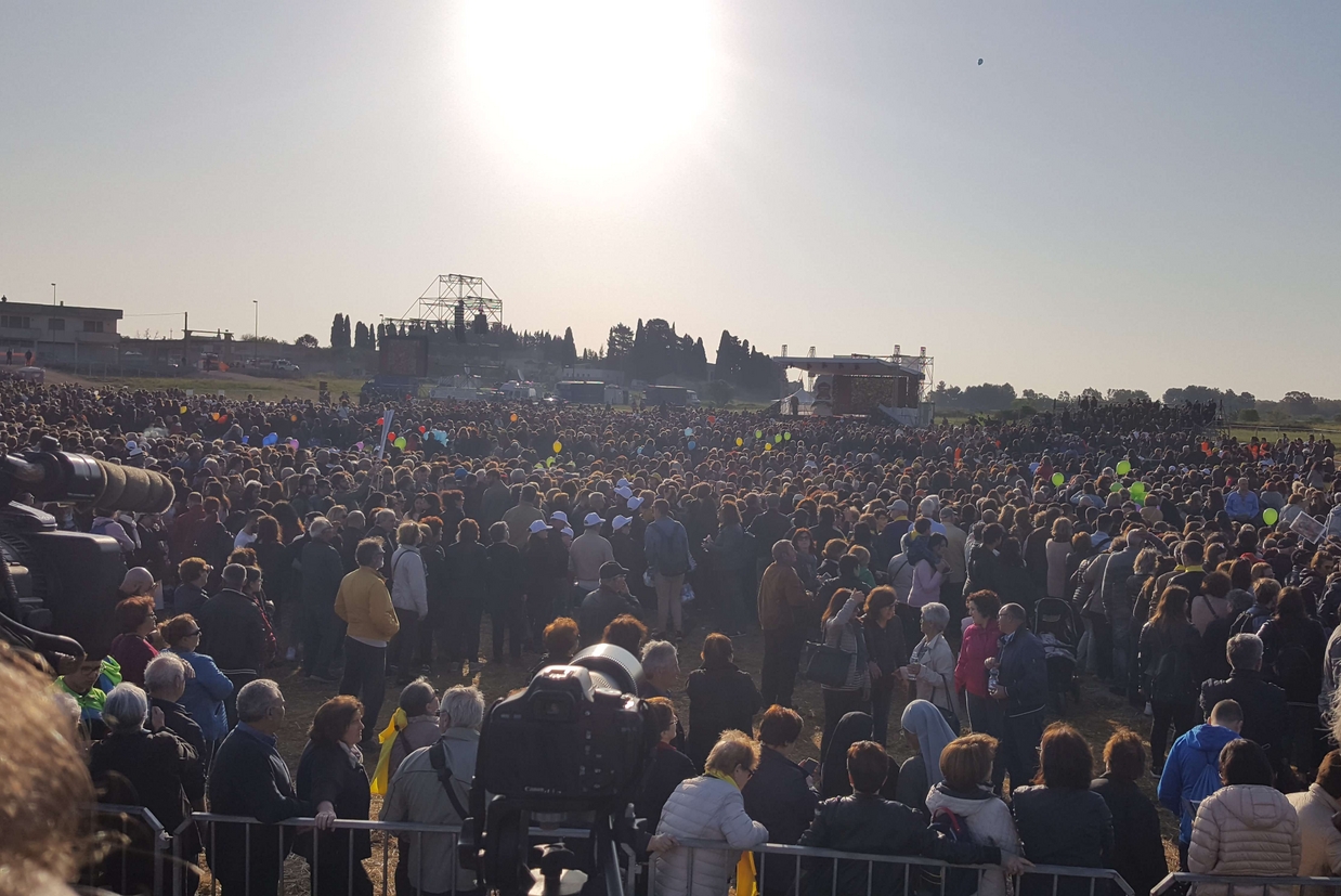 La folla dei fedeli in attesa fin dall'alba (foto Muolo)