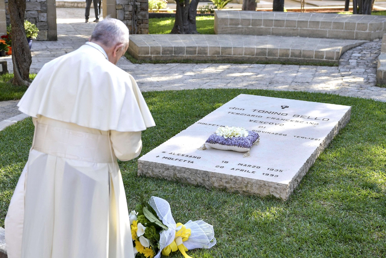 Il Papa sulla tomba di don Tonino (Fotogramma)