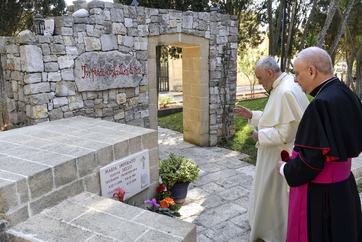 Il Papa sulla tomba della madre di don Tonino (Fotogramma)