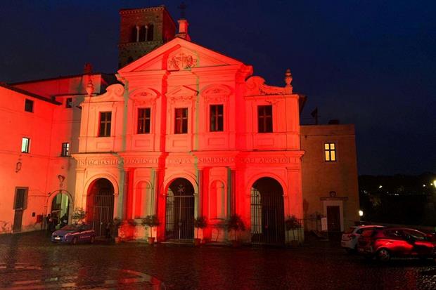 San Bartolomeo all'Isola Tiberina illuminata di rosso in ricordo del sangue versato dai cristiani