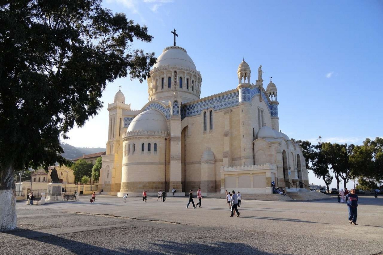 La basilica di Nostra Signora d’Africa su un promontorio di Algeri