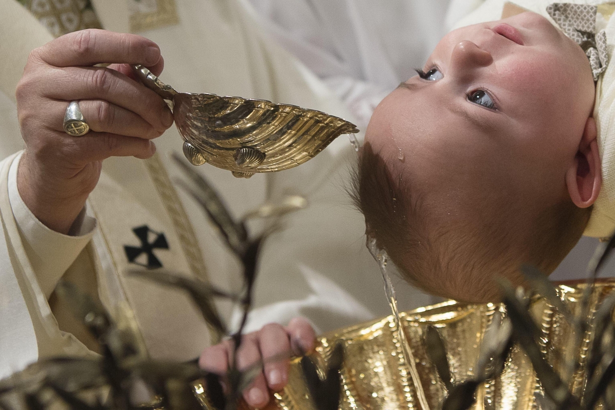 Il Battesimo di un bambino (L'Osservatore Romano)