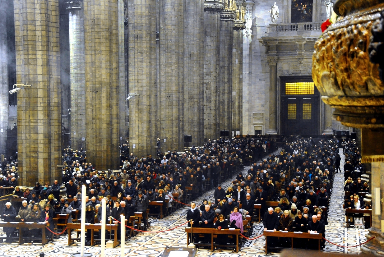 Una celebrazione nel Duomo di Milano (Fotogramma)