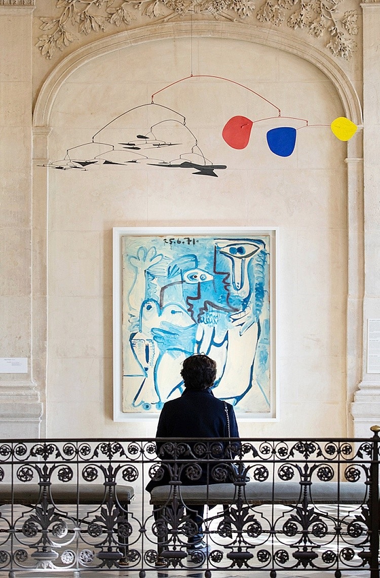 Dipinto di Picasso, «Coppia» (1970-71, Parigi, Centro Pompidou) e Calder, «Senza titolo» (1956,  © Calder Foundation)