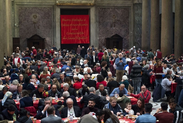 Un momento del pranzo di Natale di Sant'Egidio a Santa Maria in Trastevere a Roma