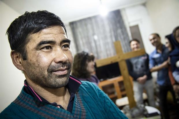 Un profugo cristiano afghano, prima della preghiera comunitaria (Foto Cristian Gennari)