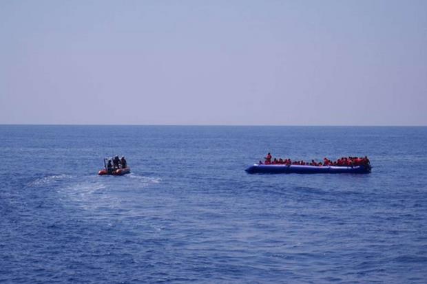 Le immagini del salvataggio di ieri: 101 migranti alla deriva a bordo di un gommone sono stati raccolti dalla nave Eleonore della ong Lifeline, che ora fa rotta verso un porto sicuro a nord