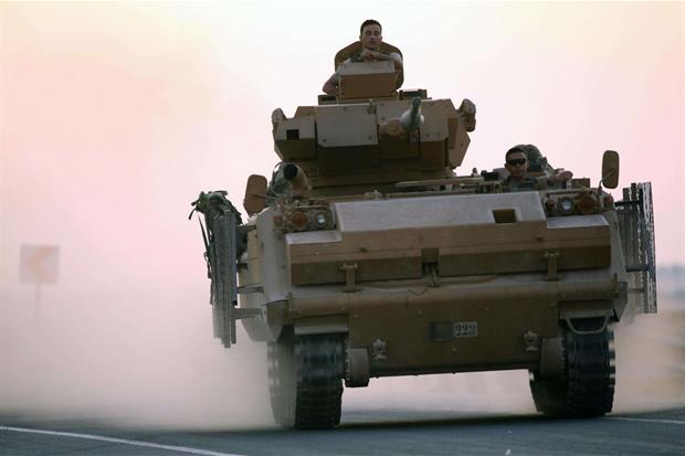 Un tank dell'esercito turco varca il confine siriano (Ansa)