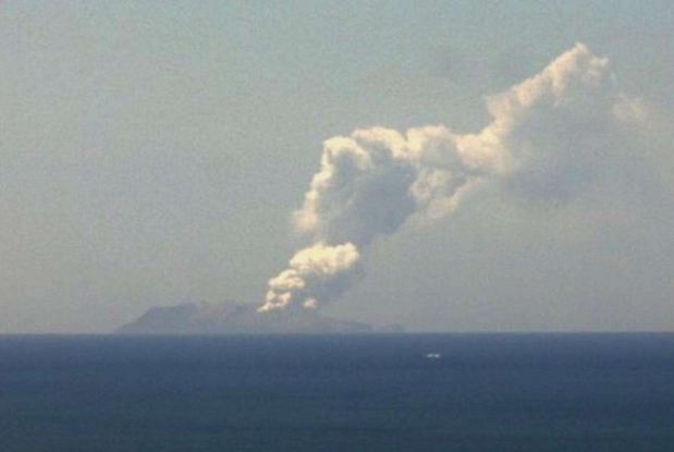 Fumo bianco esce dal cratere del vulcano Whakaari nell'isola di White (Epa)