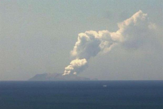Fumo bianco esce dal cratere del vulcano Whakaari nell'isola di White (Epa)