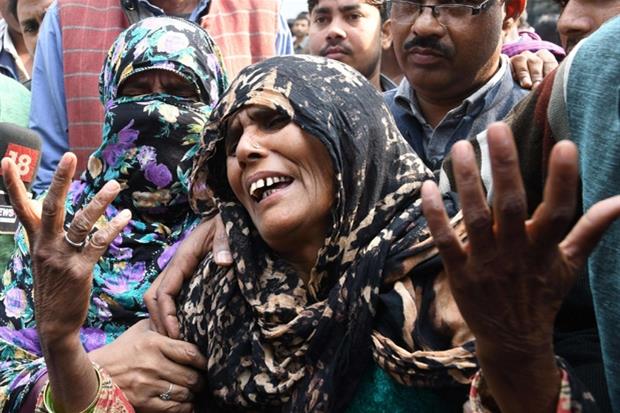 Lo strazio dei parenti delle vittime dell'incendio di una fabbrica a New Delhi (Ansa)