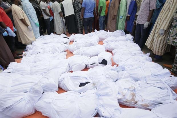 I corpi delle piccole vittime dell'incendio in Liberia (Ansa)