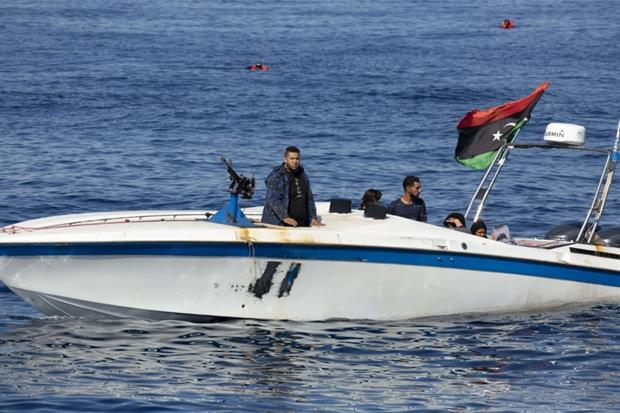 Miliziani libici, con la bandiera ma senza alcuna identificazione militare o civile (Foto Zoe Hansen)