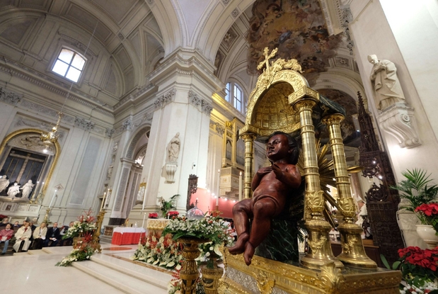 Il Bambino Gesù deposto sull'altare della cattedrale della città, dove si trovano anche le spoglie di don Pino Puglisi, il parroco di Brancaccio ucciso dalla mafia e proclamato beato a Palermo 25 dicembre 2019
