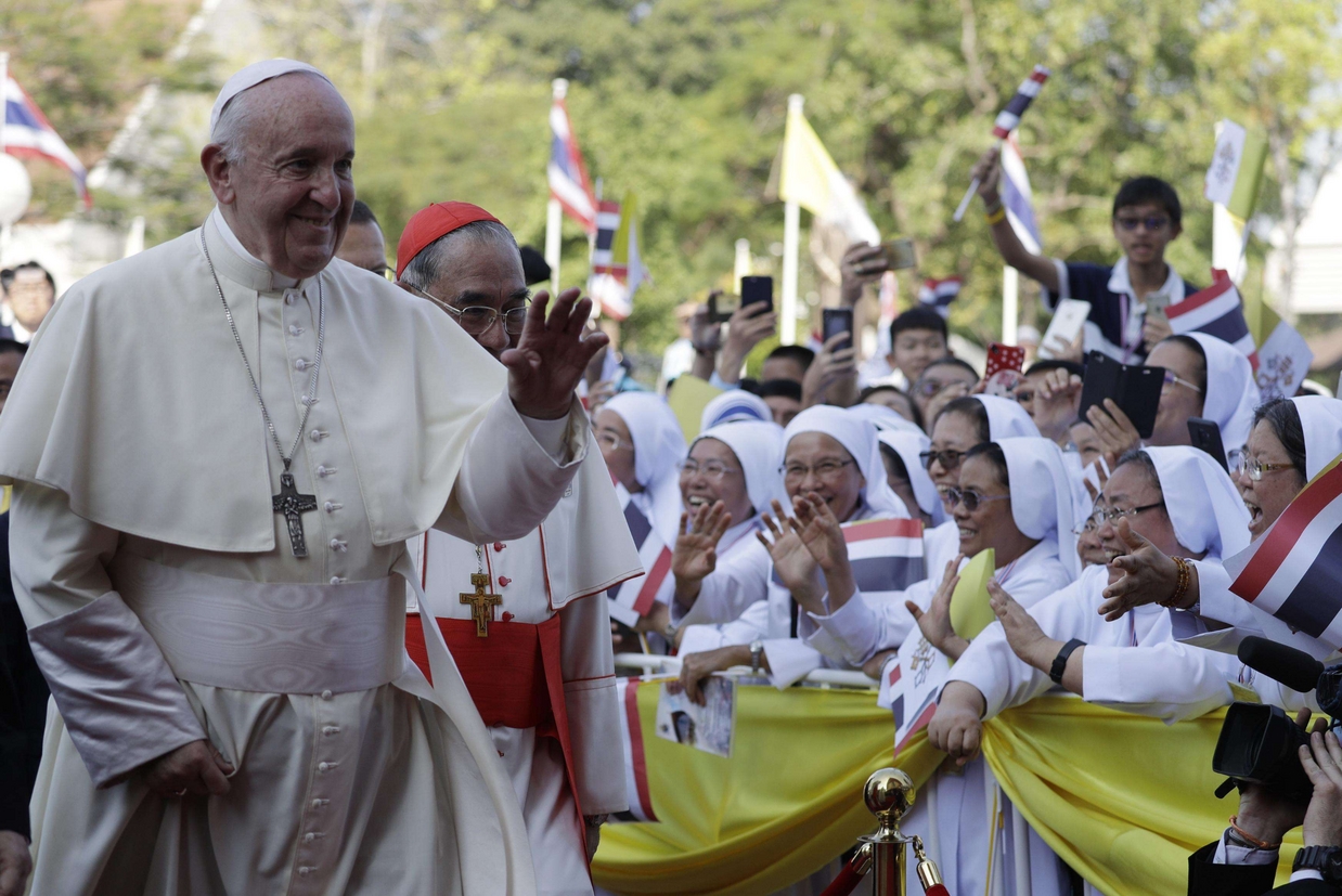 Il Papa in visita a una parrocchia nei dintorni di Bangkok (Ansa)