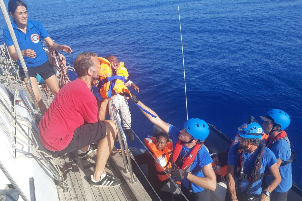 Un momento del salvataggio, ieri in acque internazionali davanti alla Libia, dei 54 migranti: tra loro anche bambini (foto Rescue Mediterranea)