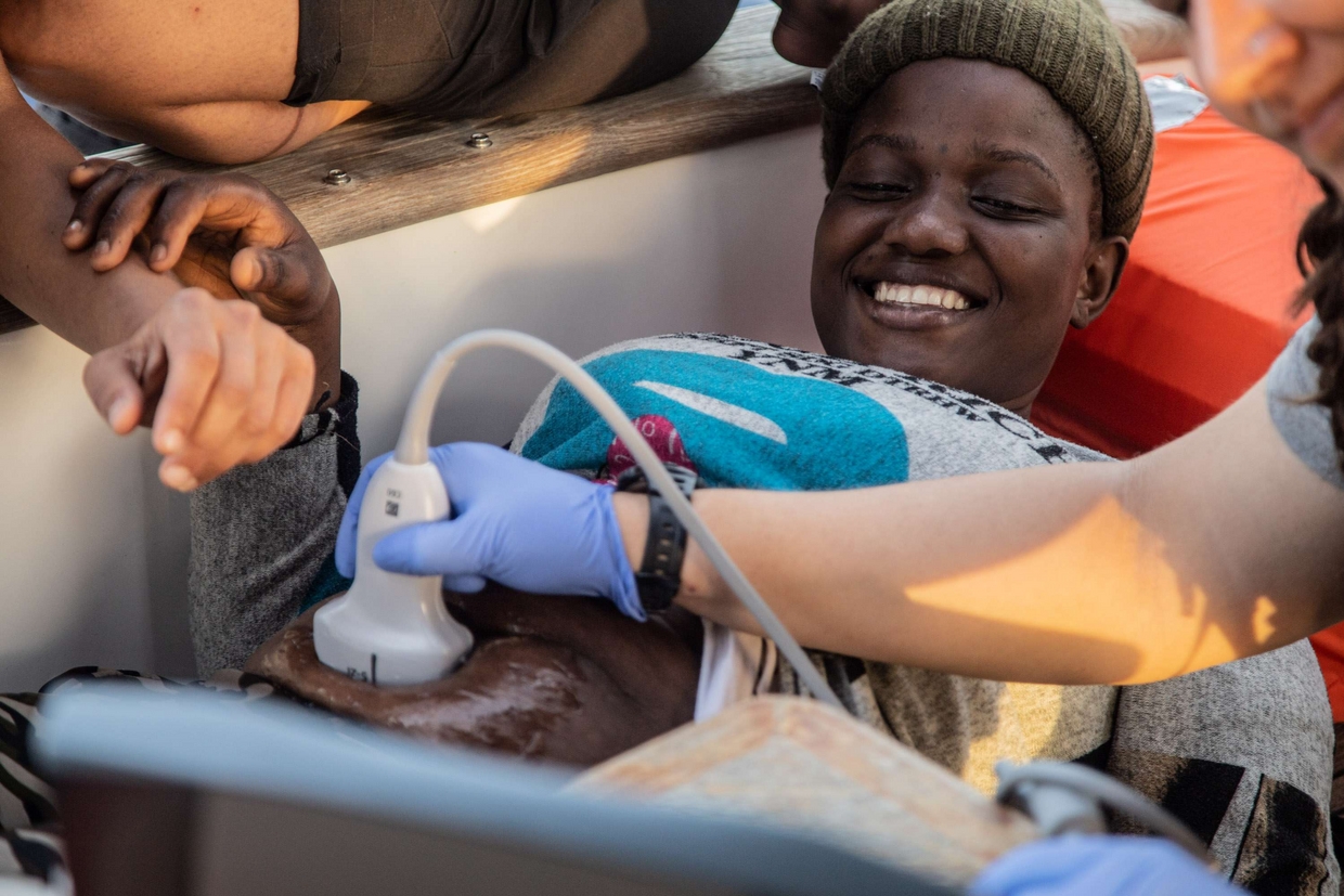 Una migrante incinta tratta in salvo da Mediterranea (foto Valerio Nicolosi)