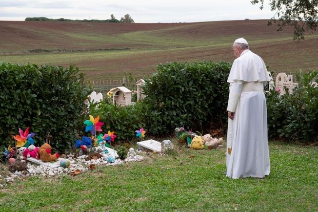 Il Papa l'anno scorso al Cimitero Laurentino di Roma