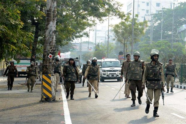 La polizia indiana presidia le strade di Guwahati, nello Stato dell'Assam, dopo i violenti scontri della notte (Ansa)