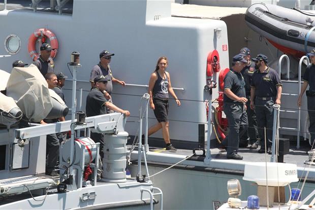 L'arrivo a Porto Empedocle della comandante della Sea Watch Carola Rackete a bordo della motovedetta della Guardia di Finanza (Ansa)