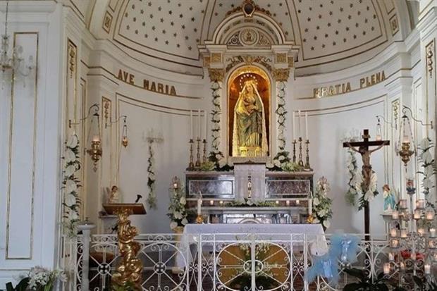 L'altare con la statua della Madonna ((foto da www.madonnadellasciara.it))