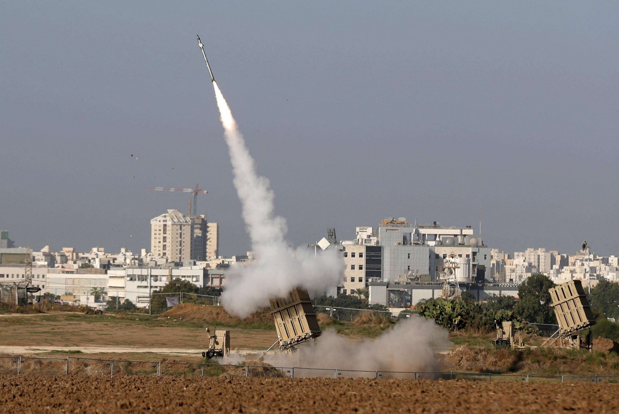 Il sistema difensivo Iron Dome intercetta razzi palestinesi nei pressi della cittadina israeliana di Ashdod (Ansa)