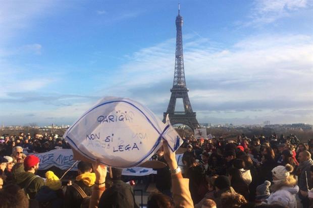 Duecento Sardine si sono ritrovate oggi anche a Parigi