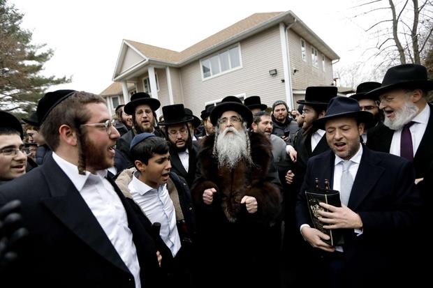 Il rabbino Chaim Rottenberg al centro