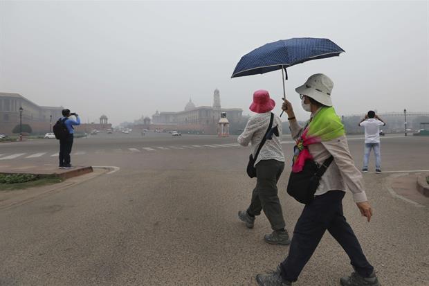 Turisti stranieri si 'riparano' dallo smog a New Delhi (Ap)