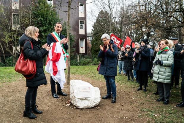 Il sindaco di Milano Giuseppe Sala ieri alla piantumazione dell’albero dedicato a Giuseppe Pinelli, con sotto la targa alla memoria