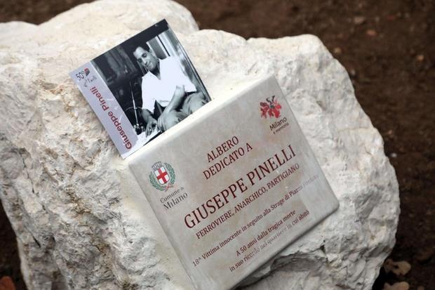 La targa in memoria di Giuseppe Pinelli.