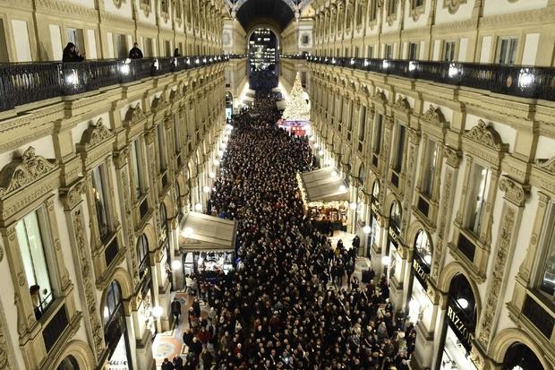 La manifestazione dei sindaci in Galleria a Milano (Ansa)