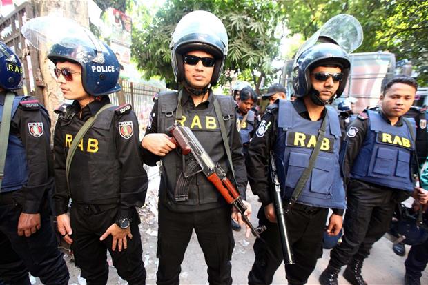 La polizia presidia la Corte a Dacca (Ansa)