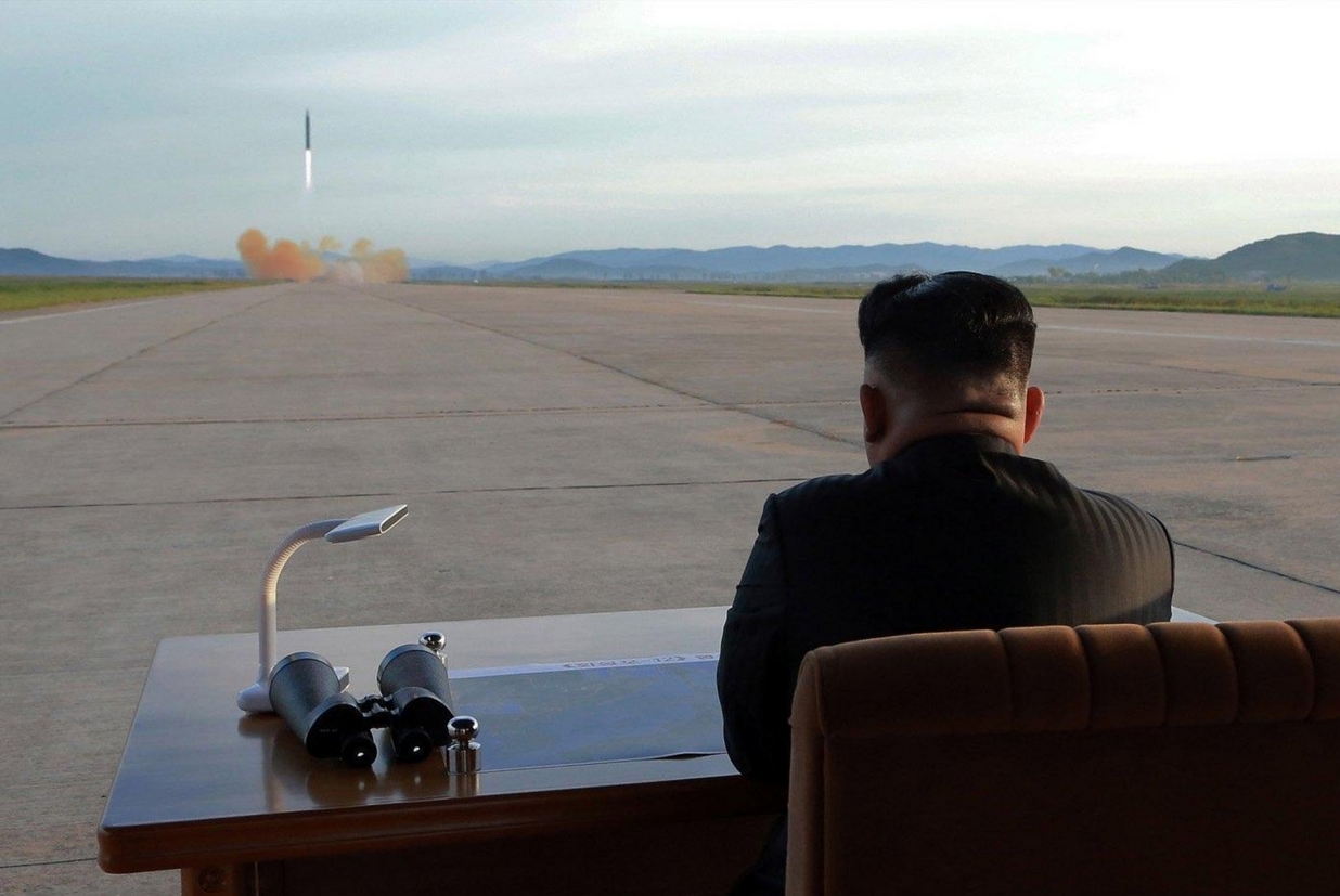Il leader nordcoreano Kim Jong-un assiste a un test nucleare (Ansa)