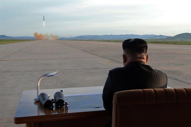 Il leader nordcoreano Kim Jong-un assiste a un test nucleare (Ansa)
