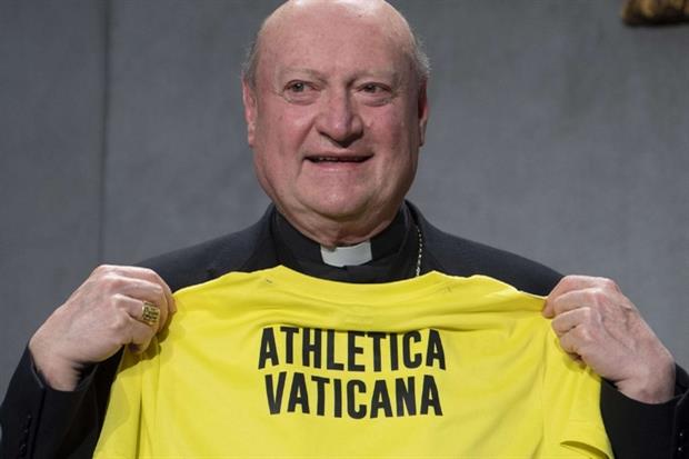 Il cardinale Ravasi con la maglia di Athletica Vaticana (Ansa)