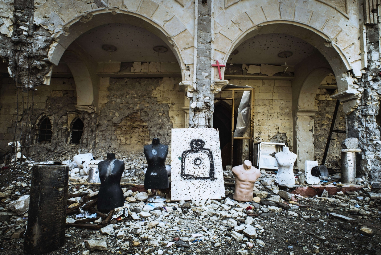 Il sagrato di al-Tahira fotografato il 29 dicembre 2016 dopo la liberazione: il Daesh lo usava come poligono di tiro (Cristian Gennari)