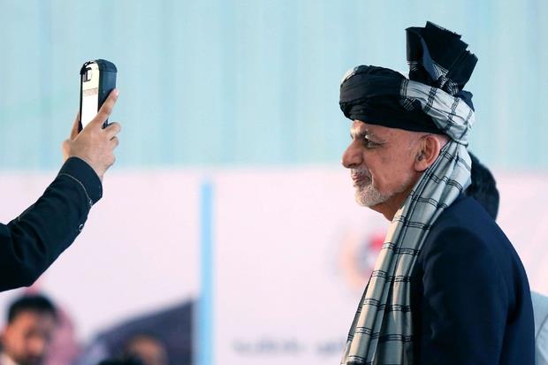 Il presisdnte afghani Ashraf Ghani vota a Kabul (Ansa)