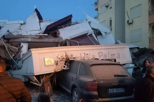 Uno degli alberghi crollati a Durazzo (Ansa)