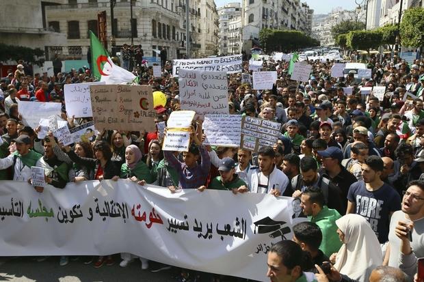 Le  manifestazioni di piazza ad Algeri (Ansa)