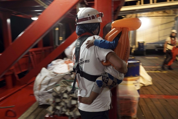 Il salvataggio di un piccolissimo migrante nel Mar Mediterraneo, sulla nave “Ocean Viking” (Ansa'Ap'Renata Brito)