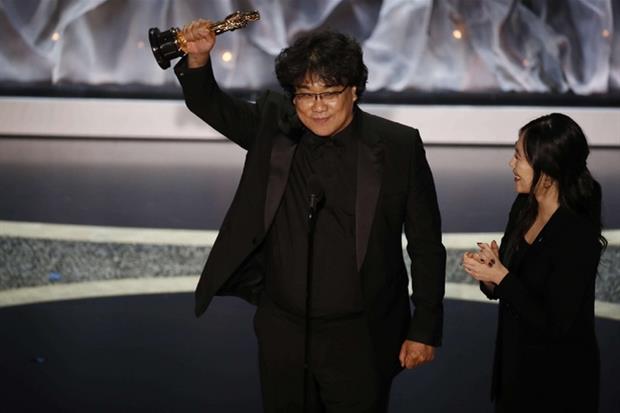 La premiazione del regista  Bong Joon-ho per il film sudcoreano Parasite che ha vinto quattro Oscar, tra cui miglior regia e miglior film