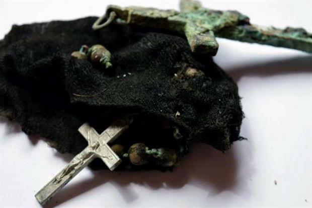 Un rosario e un crocifisso recuperati nella Foiba