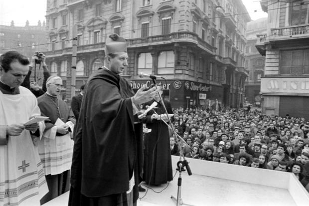 Martini parla in piazza Duomo ai milanesi nel giorno del suo ingresso