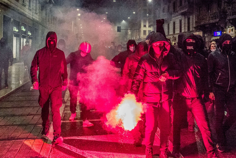 Milano, il corteo di un centinaio di facinorosi ieri sera ha attraversato corso Buenos Aires e si è diretto alla sede della Regione: momenti di tensione con le forze dell'ordine
