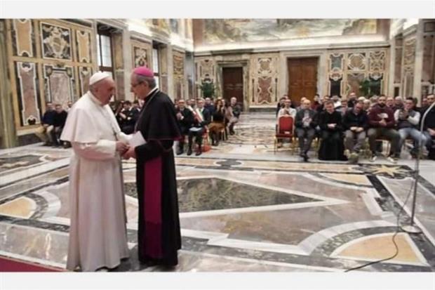 Il saluto di papa Francesco nella Sala Clementina in Vaticano a una settantina di pescatori di San Benedetto del Tronto