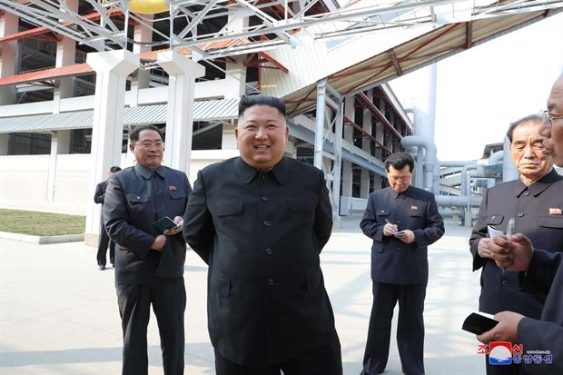 Kim Jong.un all'esterno del complesso industriale