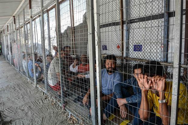 Rifugiati attendono l’identificazione ammassati nel campo per richiedenti asilo di Lesbo ' Epa Filippo Bianchini e il giovane Nico a Lesbo