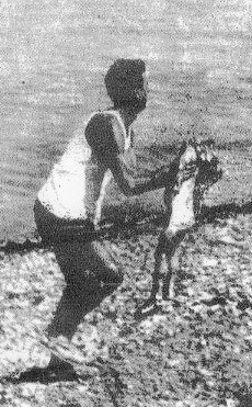 Una celebre immagine di una piccola vittima raccolta sulla spiaggia di Vergarolla dopo l'attentato